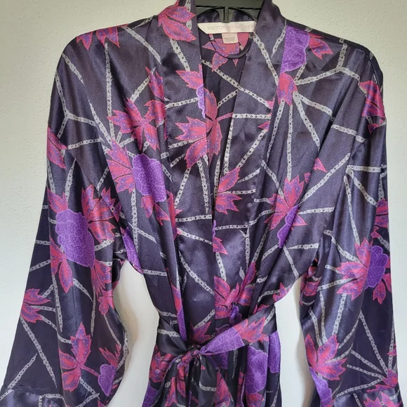 Victoria's Secret silky robe - Picture 2 of 5
